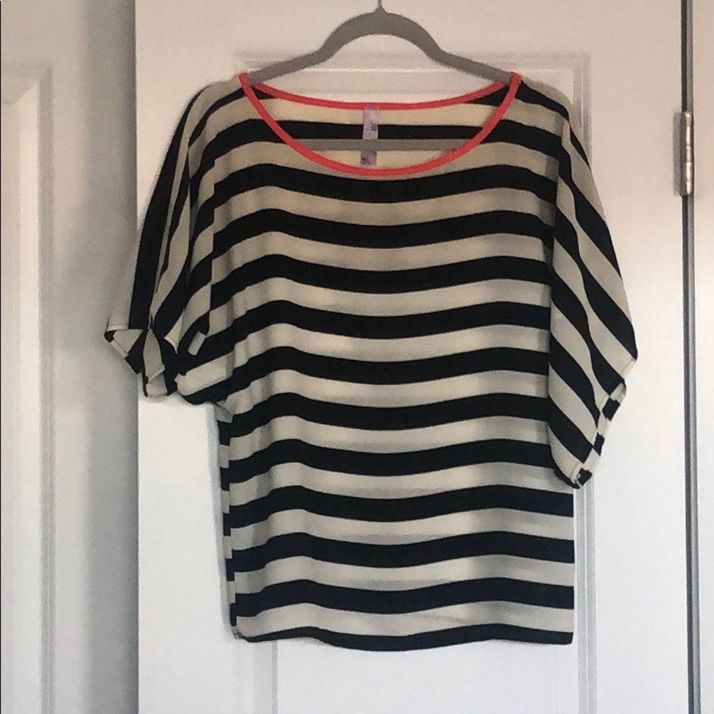 Fun and flowy, light weight shirt